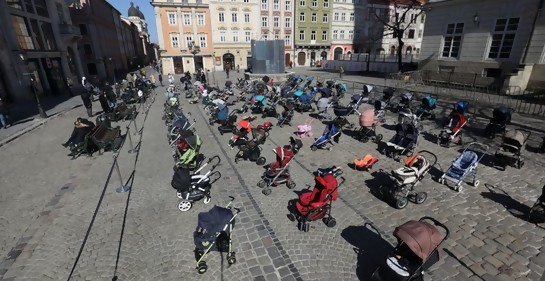 El fuerte mensaje de los cochecitos de bebés vacíos en una plaza de Ucrania