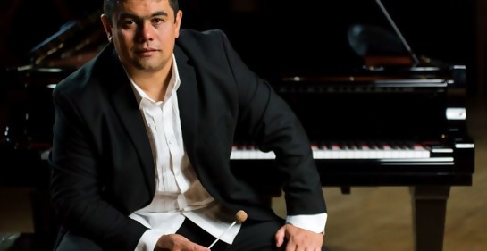 Ariel Britos, Director de la Orquesta Juvenil del SODRE, saluda a Israel