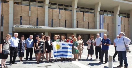El pabellón nacional, desplegado en una visita de uruguayos israelíes a la Kneset