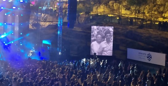 Realidad israelí: el espectáculo de un cantante famoso terminó con un abrazo a los padres de un soldado prisionero en Gaza