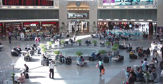 El aeropuerto Ben Gurion  se compromete a reducir las largas colas  con quioscos digitales