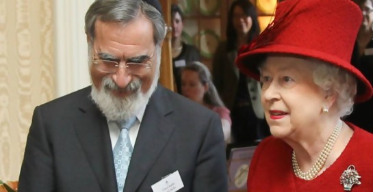 La reina Isabel (Elizabeth),  admirada por los judíos británicos, aún con una crítica puntual