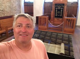 Gorzy en una sinagoga durante uno de sus viajes