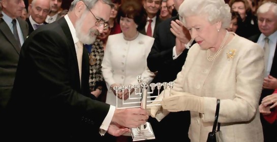 La emotiva impuntualidad de la Reina Isabel cuando se reunió con sobrevivientes de la Shoá