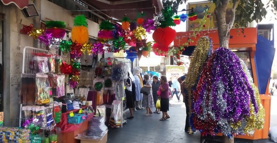 Adornos para la Suca, en Jerusalem (Foto: Ariel Jerozolimski)