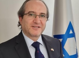 Con Embajador de Israel en Chile Gil Artzyeli tras la presentación de las credenciales al Presidente Boric 