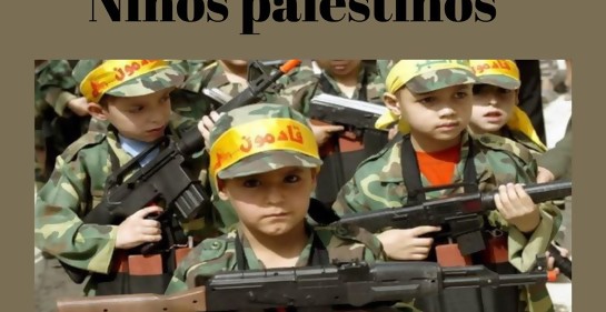 Niños palestinos usan collares con fotos de sus modelos a seguir terroristas muertos