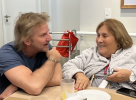 Facundo Arana con los abuelos del Hogar Israelita