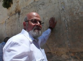 Tzion Karasenti junto al Muro de los Lamentos
