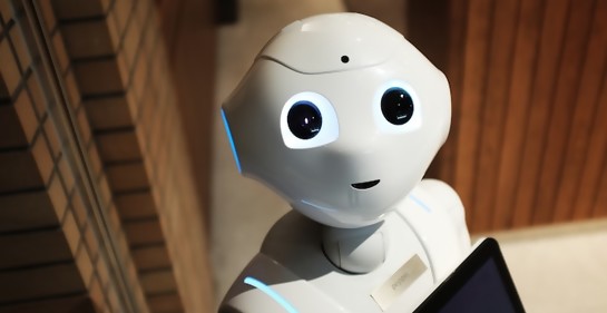 Robot amigable enseña  a niños en edad preescolar a hablar un segundo idioma.