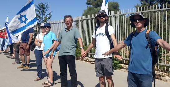 Una plegaria conjunta y una cadena humana muestran que no todo está perdido