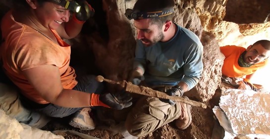 Tocando la historia en el desierto de Judea: hallan espadas de hace dos milenios