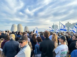 La colectividad judía uruguaya convocó una concentración de apoyo a Israel, frente a las letras de Montevideo