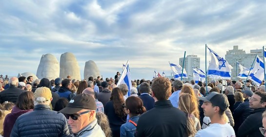 La colectividad judía uruguaya convocó una concentración de apoyo a Israel, frente a las letras de Montevideo
