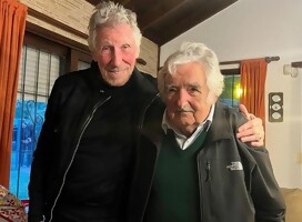 El irresponsable abrazo de Mujica a Roger Waters