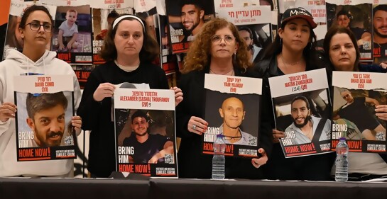 Ex secuestradas que tienen seres queridos en Gaza exigen acuerdo global, no por etapas