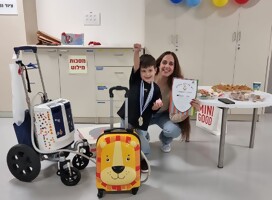 Rafael y su mamá en el hospital El corazón que unió dos mundos: La historia del trasplante que salvó a Rafael