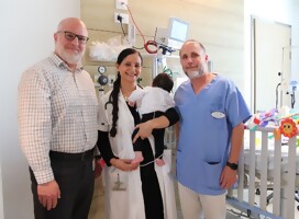 Parte del equipo médico, con el bebé Primera terapia génica del mundo en Israel: introducen gen en el cerebro de un bebé