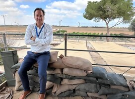 En el kibutz Nir Oz. Al fondo, la Franja de Gaza. Israel, en la mirada de Ignacio Munyo, Director del CERES, tras visita de autoridades académicas