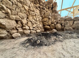 5 Restos de la destrucción descubiertos durante las excavaciones. Foto: Reut Vilf, Ciudad de David. Hallan vigas de madera quemadas en la destrucción de Jerusalem, primer Templo