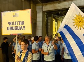 Entrando al estadio, al frente de la delegación Uruguay en las Macabeadas: la emoción del abanderado, Monis Lev