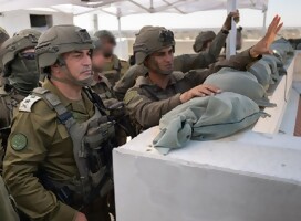 El jefe de las FDI Tte Gral Eyal Zamir en una posición del ejército en Gaza Hamas continúa abusando de estructuras civiles en Gaza para sus actividades terroristas