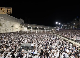  Multitudes sin precedentes oran junto al Kotel en los últimos rezos antes de Iom Kipur