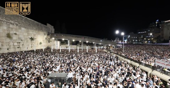  Multitudes sin precedentes oran junto al Kotel en los últimos rezos antes de Iom Kipur