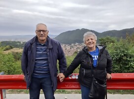Ruben Friedmann y su esposa Estela Waiserbas, uruguayos israelíes del kibutz Ein Hashlosha Con Ruben Friedmann de Ein Hashlosha, 3 años después del 7 de octubre
