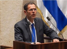Moshe Saada en el podio de oradores (Foto: Kneset) Moshé Saáda del Likud: Netanyahu debe seguir como PM de Israel