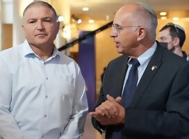 El jefe del Shin Bet David Zini y el presidente de la Comisión Electoral Noam Solberg (Foto de la Comisión) Investigan injerencia catarí en elecciones israelíes