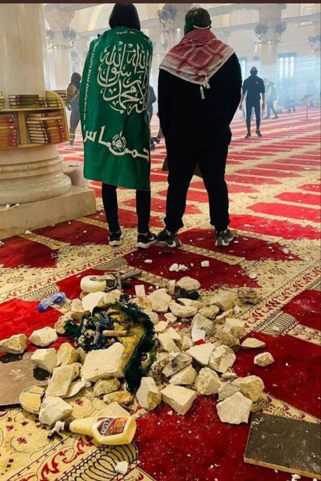 Calzados, envuelto en bandera de Hamas