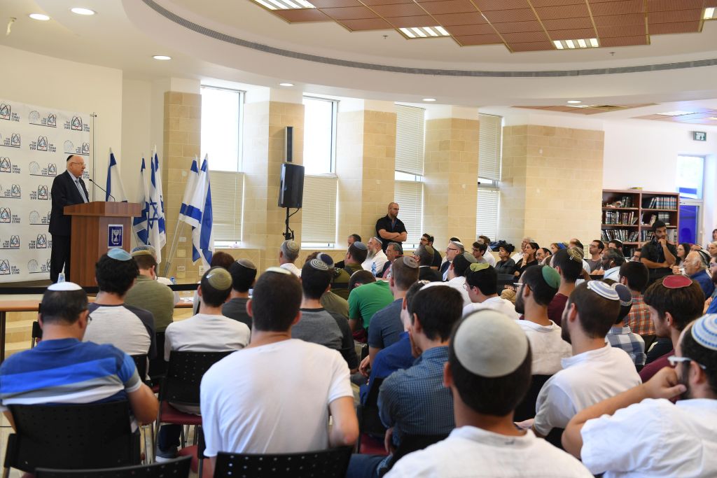 Rivlin en la yeshiva Mahanaim en Gush Etzion (Foto: Mark Neiman, GPO)