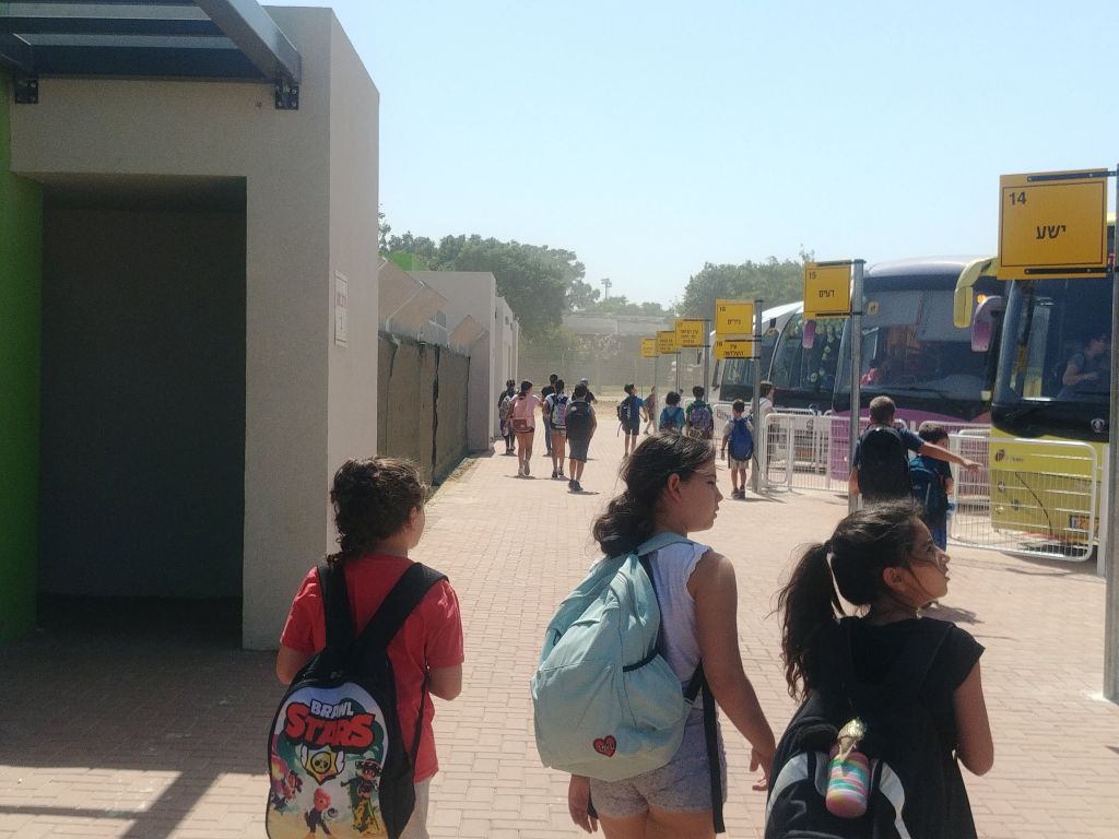 Niños salen de las clases en las escuelas del Consejo Regional Eshkol y toma cada uno el autobús que lo lleva a su comunidad. A la izquierda, refugios protectores a lo largo de todo el camino, por cualquier eventualidad