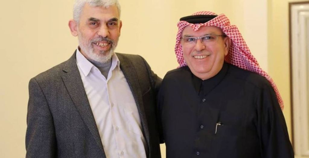 El jefe de Hamas Yehia Sinwar y el enviado especial de Catar Al-Amedi (Foto: Twitter)