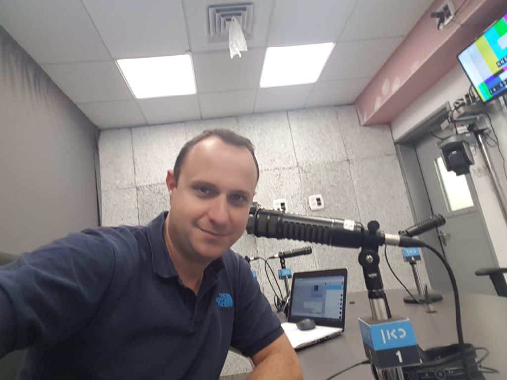 Eran Singer en el estudio de KAN en Haifa