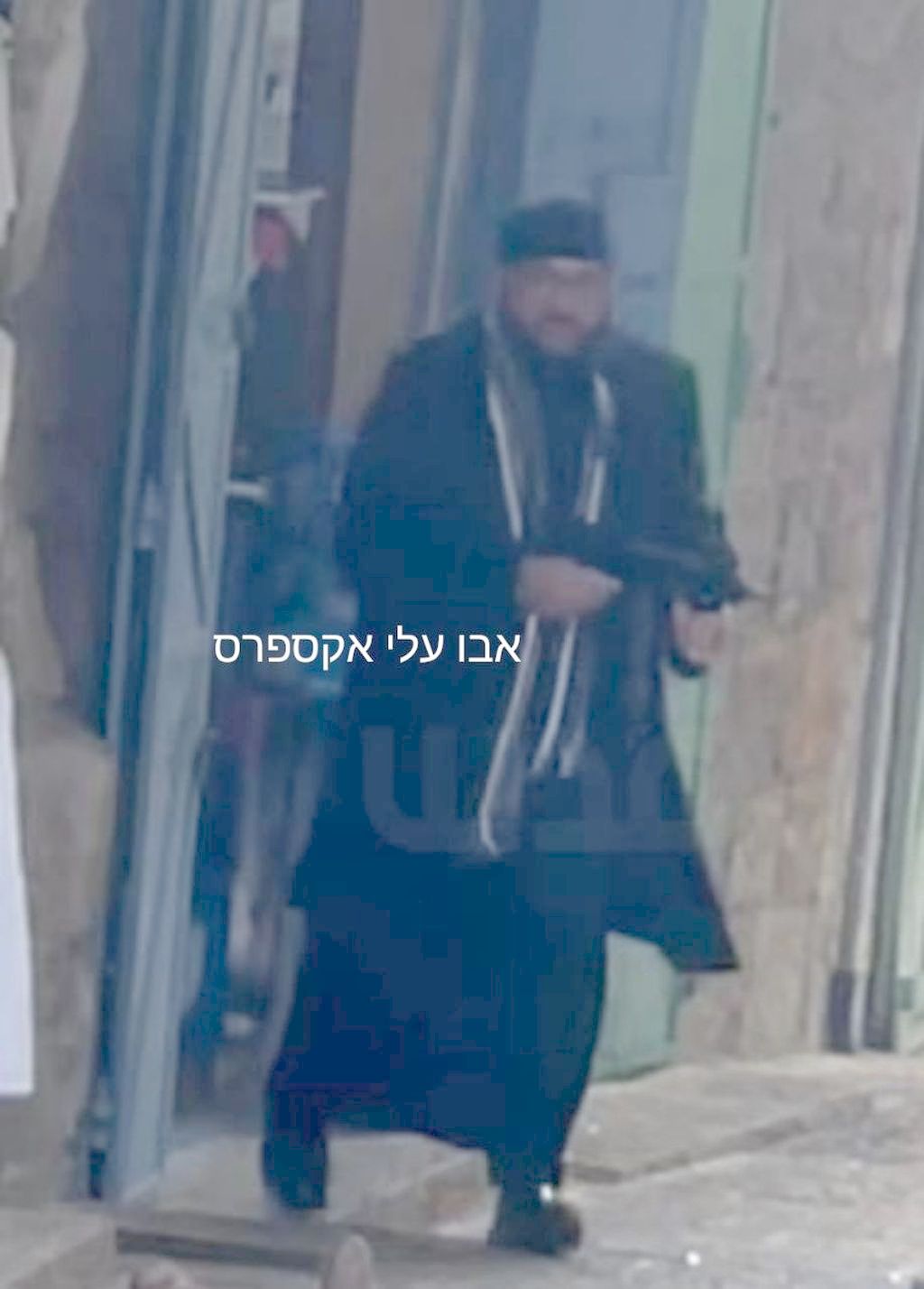 El terrorista Fadi Mahmud Abu Shajin, armado, captado por una cámara de seguridad