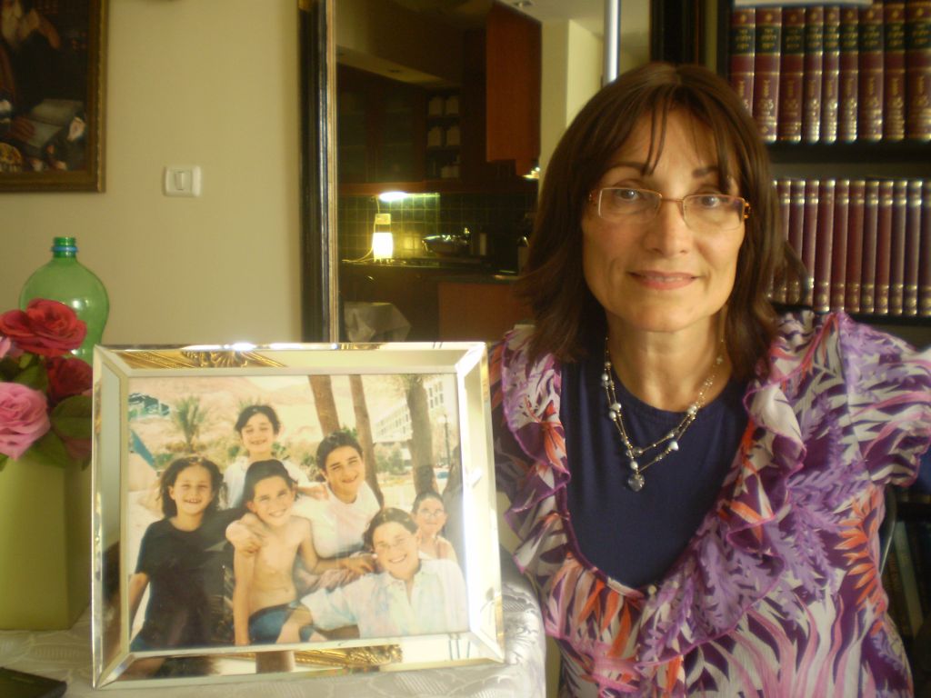 Esther con la foto de sus hijos, de los cuales perdió a una, Yojeved, en un atentado terrorista