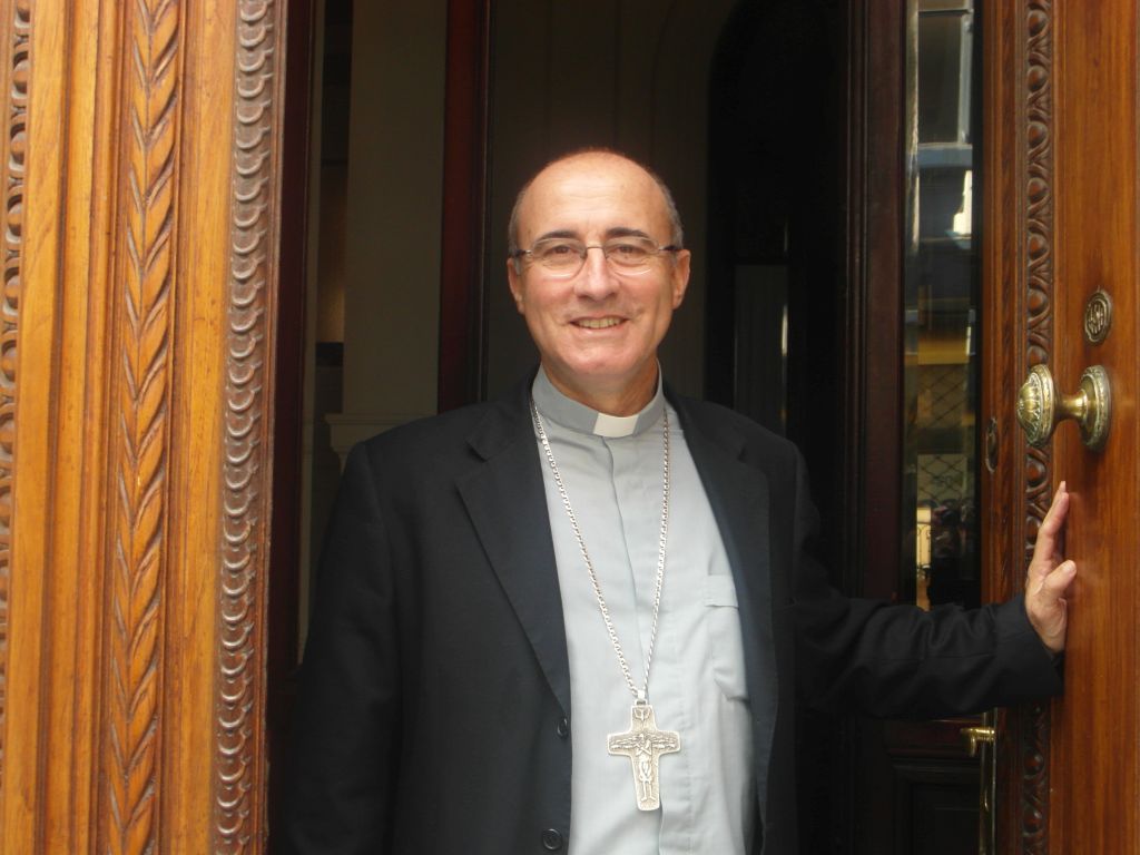 Daniel Sturla a las puertas del Arzobispado, 2014